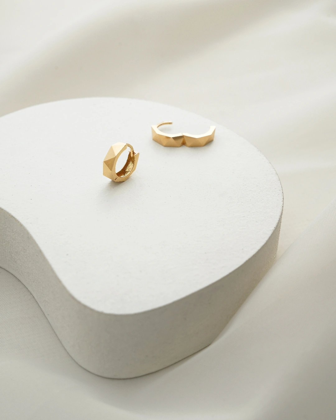 گوشواره حلقه ای چند ضلعی طلا گوشواره حلقه ای چند ضلعی طلا